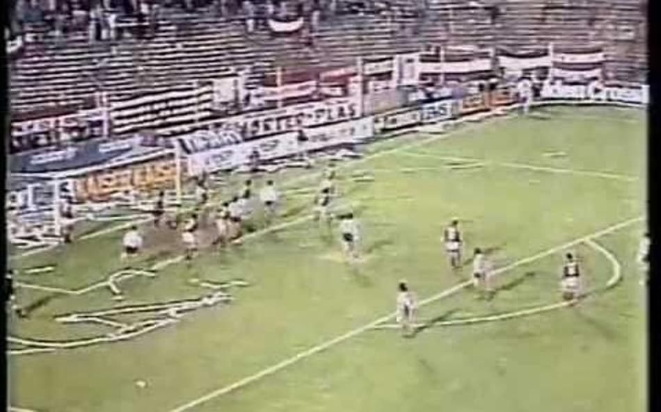 Zinho comemora o gol que abriu o caminho para a classificação do Flamengo contra o Estudiantes, em La Plata, pela Supercopa 1991. (Reprodução)