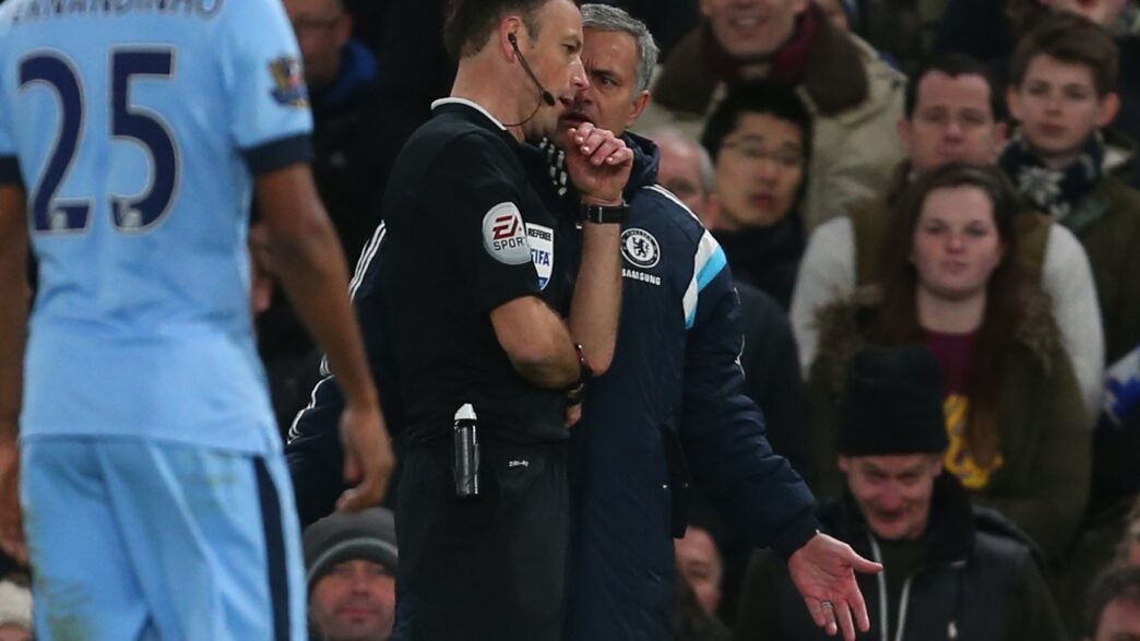 Clattenburg arremessa chuteira em Mourinho - Chelsea