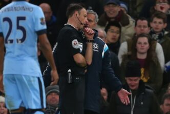Clattenburg arremessa chuteira em Mourinho - Chelsea