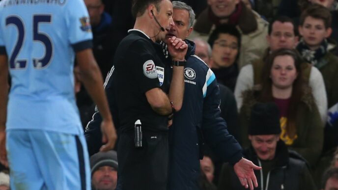 Clattenburg arremessa chuteira em Mourinho - Chelsea