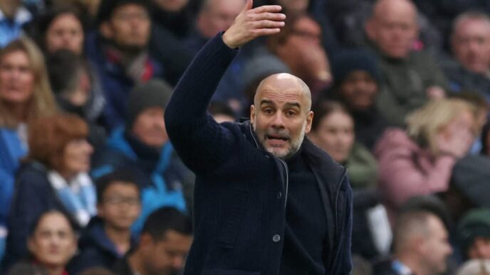 Guardiola à beira do campo no empate em 1 a 1 entre Manchester City e Everton, pela Premier League (Foto: Darren Staples / AFP)