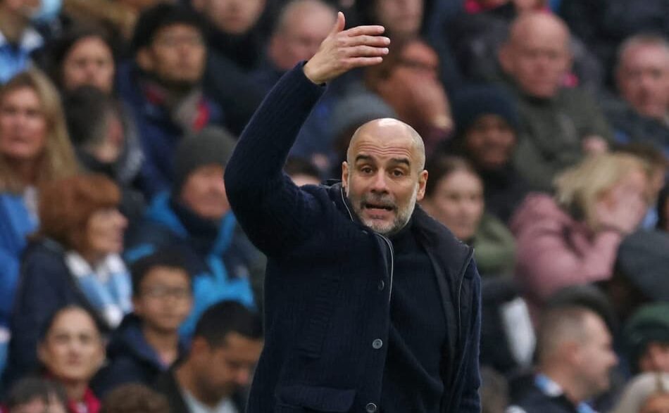 Guardiola à beira do campo no empate em 1 a 1 entre Manchester City e Everton, pela Premier League (Foto: Darren Staples / AFP)