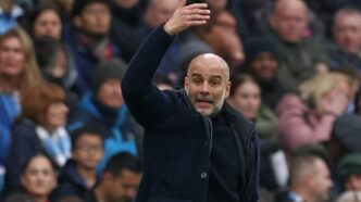 Guardiola à beira do campo no empate em 1 a 1 entre Manchester City e Everton, pela Premier League (Foto: Darren Staples / AFP)