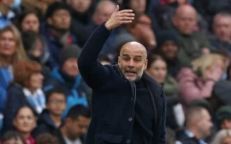 Guardiola à beira do campo no empate em 1 a 1 entre Manchester City e Everton, pela Premier League (Foto: Darren Staples / AFP)