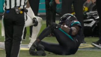 Tyreek Hill sofre uma grave lesão no joelho esquerdo durante a partida da NFL.