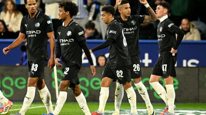 Com gol de Savinho, o Manchester City bateu o Huddersfield Town e avançou na Copa da Liga Inglesa (Foto: Oli SCARFF / AFP)