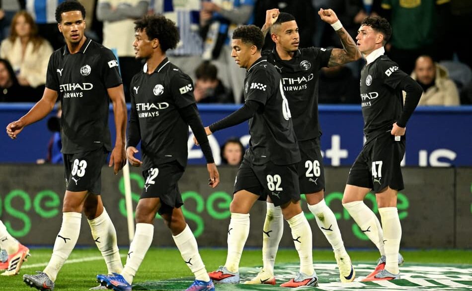 Com gol de Savinho, o Manchester City bateu o Huddersfield Town e avançou na Copa da Liga Inglesa (Foto: Oli SCARFF / AFP)