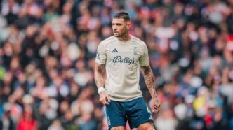 Morato vem sendo titular na defesa do Nottingham Forest (Foto: Divulgação/Nottingham Forest)