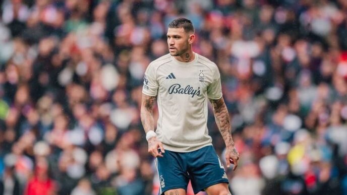 Morato vem sendo titular na defesa do Nottingham Forest (Foto: Divulgação/Nottingham Forest)