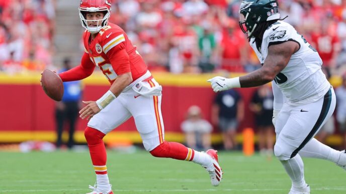 Patrick Mahomes em ação em jogo entre Kansas City Chiefs e Philadelphia Eagles na NFL (Foto: David Eulitt/Getty Images/AFP)