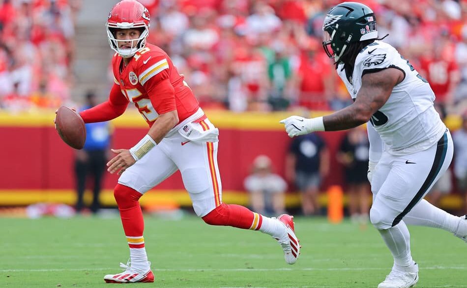 Patrick Mahomes em ação em jogo entre Kansas City Chiefs e Philadelphia Eagles na NFL (Foto: David Eulitt/Getty Images/AFP)