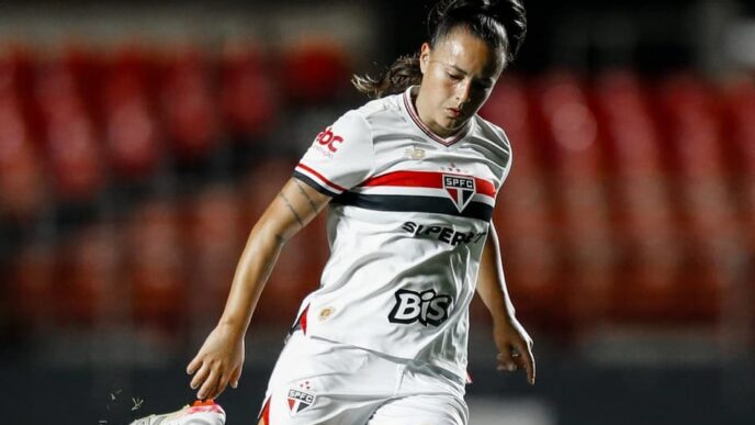 Camilinha em campo pelo São Paulo na Copa do Brasil Feminina (Foto: Miguel Schincariol/SPFC)