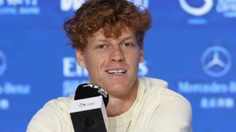 Jannik Sinner em coletiva em Pequim (Foto: ATP/Getty Image)
