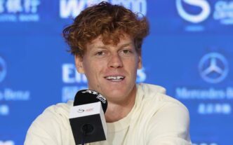 Jannik Sinner em coletiva em Pequim (Foto: ATP/Getty Image)
