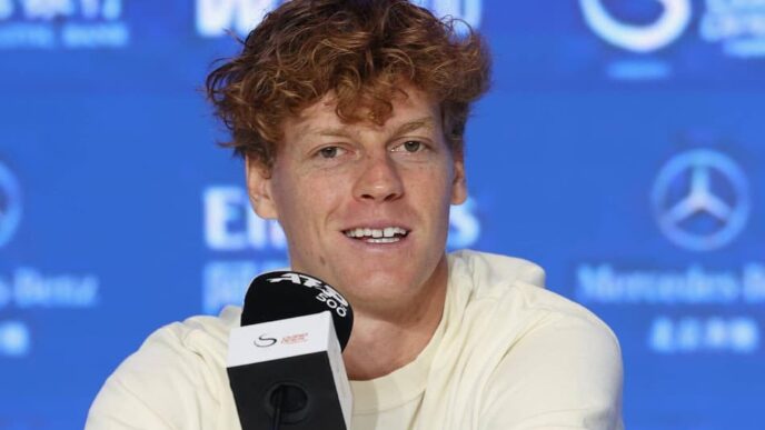 Jannik Sinner em coletiva em Pequim (Foto: ATP/Getty Image)