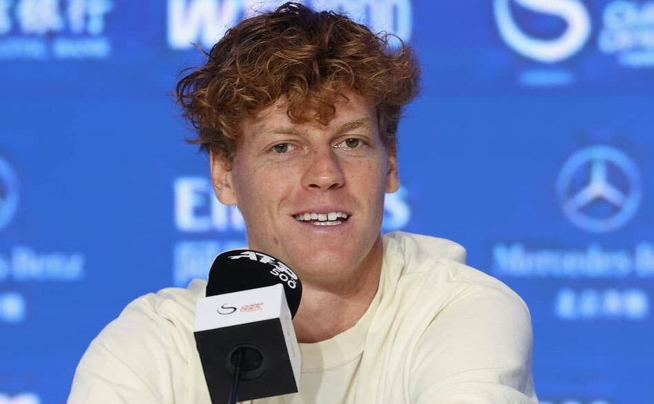 Jannik Sinner em coletiva em Pequim (Foto: ATP/Getty Image)