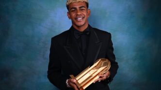 Lamine Yamal foi o vencedor do Troféu Kopa (Foto: Divulgação/Ballon d'Or)