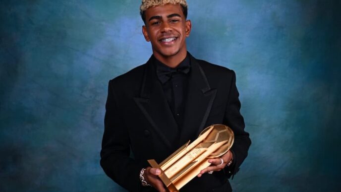 Lamine Yamal foi o vencedor do Troféu Kopa (Foto: Divulgação/Ballon d'Or)