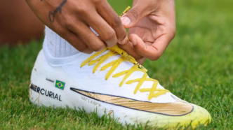 Chuteiras douradas da Seleção Brasileira em homenagem à conquista da Copa América Feminina.