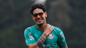 Gustavo Gómez de óculos escuros em treino do Palmeiras