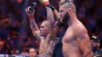 Alex Poatan comemorando vitória decisiva no octógono do UFC