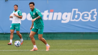 Felipe Anderson em treino do Palmeiras na Academia de Futebol, mostrando o time se preparando para o próximo jogo.