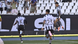 Joaquín Correa celebra o gol mais rápido da história do Brasileirão 2025 pelo Botafogo contra o Santos.