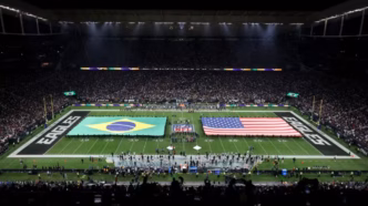 Bandeiras do Brasil e dos Estados Unidos em um estádio, simbolizando o acordo para jogos da NFL no Rio.
