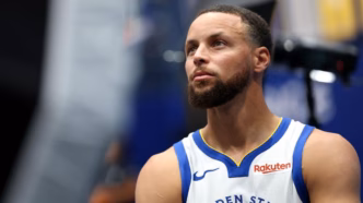 Stephen Curry em ação com o Golden State Warriors celebrando uma cesta.