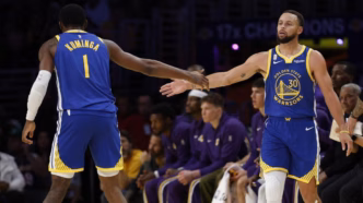 Jonathan Kuminga salta para pegar um rebote em partida do Warriors, demonstrando força e agilidade.