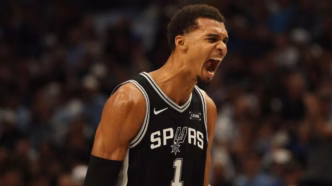 Victor Wembanyama em ação contra o Dallas Mavericks na NBA.