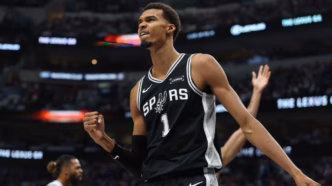 Victor Wembanyama em ação pela NBA em partida dos San Antonio Spurs.