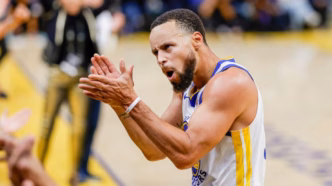 Stephen Curry comemorando após cesta decisiva contra os Nuggets
