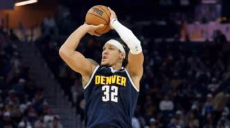 Aaron Gordon em ação pelo Denver Nuggets comemorando uma cesta de três pontos.