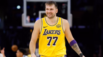 Luka Dončić em ação pelo Dallas Mavericks em início de temporada com problemas ofensivos.