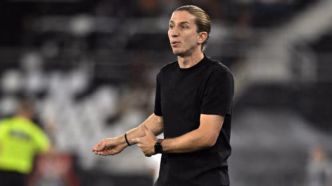 Filipe Luís comandando o Flamengo em campo durante partida.