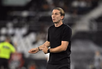 Filipe Luís comandando o Flamengo em campo durante partida.