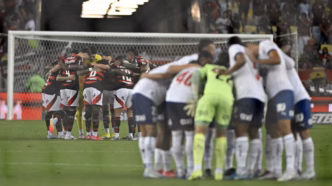 Jogadores do Bahia em campo durante partida contra o Flamengo, em busca de encerrar jejum.