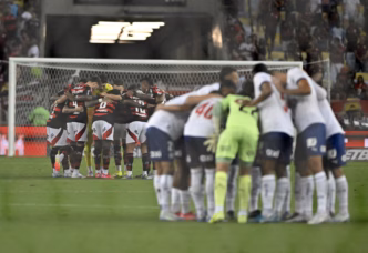 Jogadores do Bahia em campo durante partida contra o Flamengo, em busca de encerrar jejum.