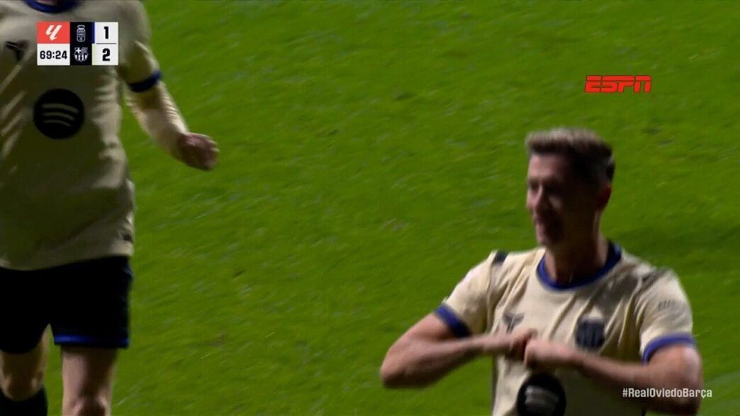 Hansi Flick, técnico do Barcelona, em coletiva. Ele tem desfalques para o duelo contra o PSG.