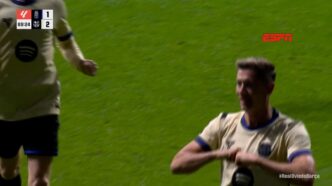 Hansi Flick, técnico do Barcelona, em coletiva. Ele tem desfalques para o duelo contra o PSG.