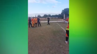 Policial saca arma em jogo de futebol — foto ilustrativa