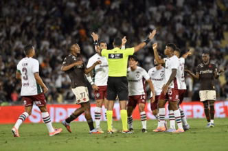 Cano, atacante do Fluminense, em ação contra o Vasco no Maracanã.