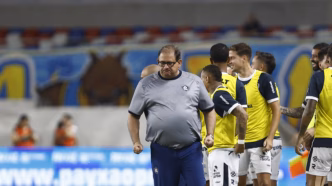 Guto Ferreira, técnico do Remo, comemora vitória em jogo da Série B.