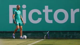 Weverton com a mão imobilizada em treino do Palmeiras antes do jogo contra o Flamengo.