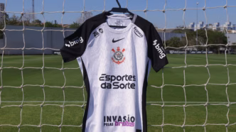 Camisa do Corinthians com novo patrocinador, em meio a investigações de desvio de material esportivo.