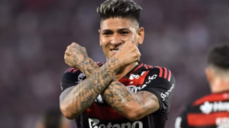 Carrascal em ação pelo Flamengo em partida contra o Vasco no Maracanã.
