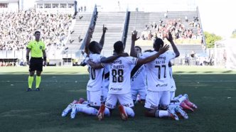 Time do Vasco comemora gol marcado por Nuno Moreira contra o Vitória, pelo Brasileirão 2025.