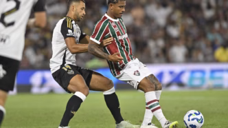 John Kennedy comemora um gol pelo Fluminense.