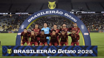 Jogadores do Fluminense posados em campo antes da partida contra o Juventude.
